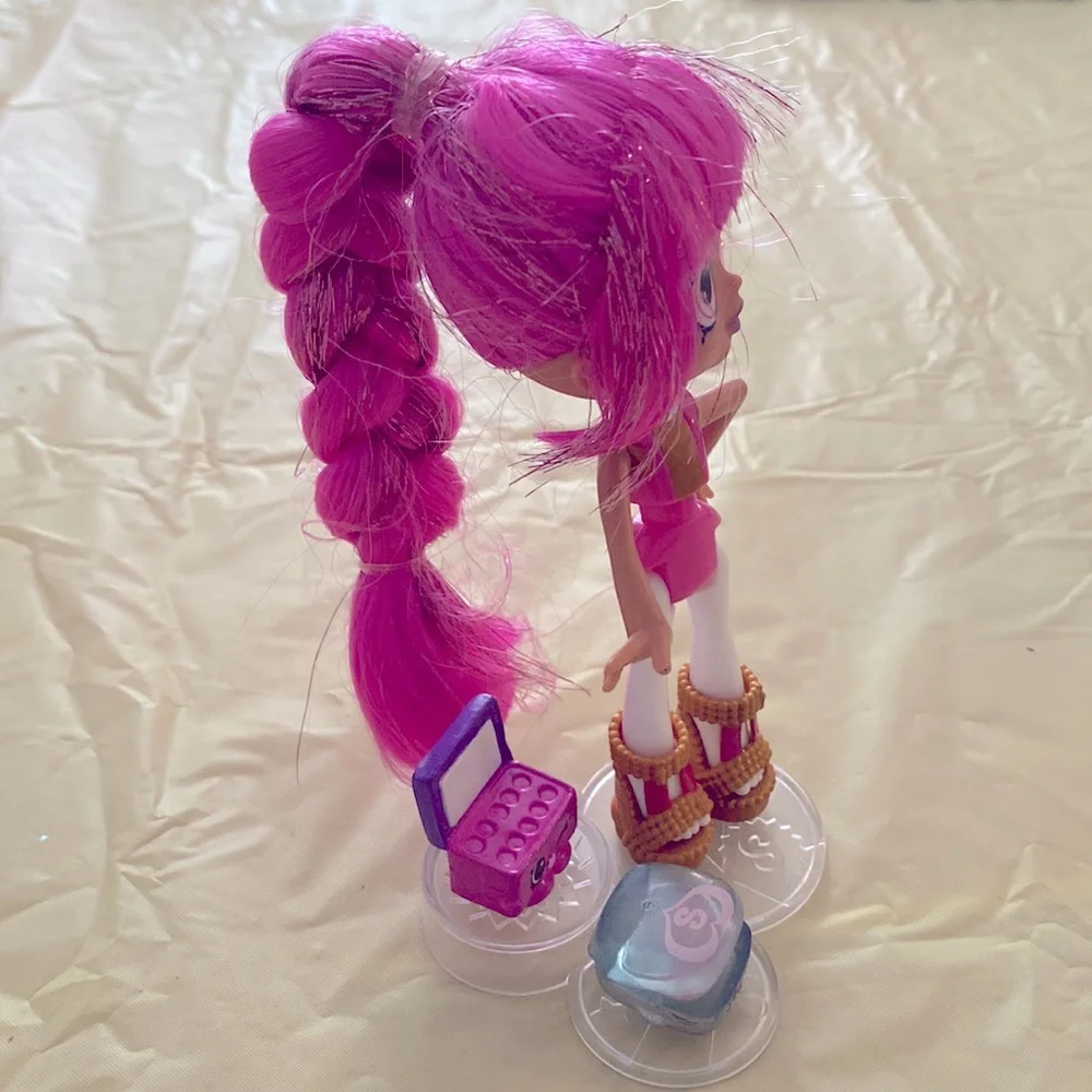 Shopkins Lippy Lulu with Iris Eyeshadow, Mindy Mirror (Stand not included).
